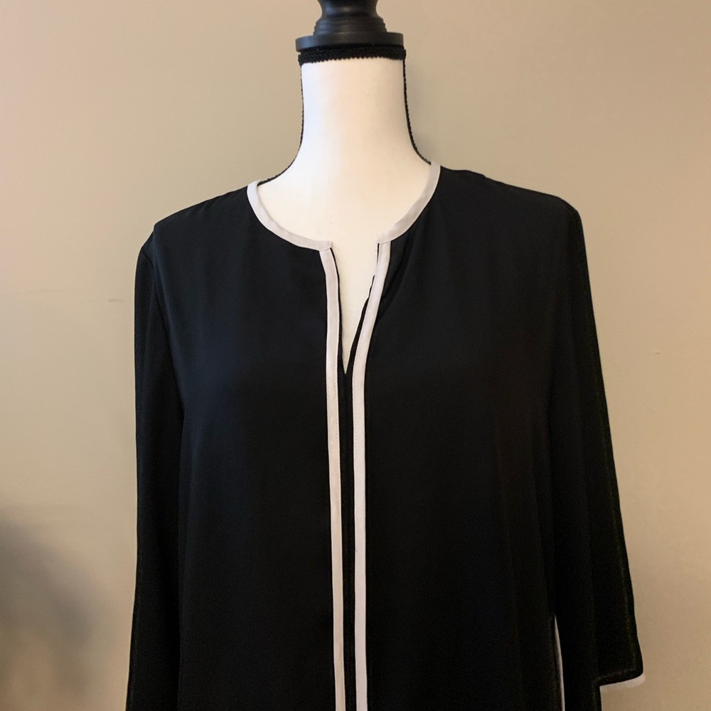 D O N A T E D 
Tribal Black and White Blouse sz L EUC B60 - Picture 2 of 6